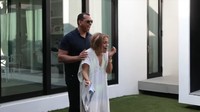Lopez tak bisa menyembunyikan kegembiraannya melihat mobil pemberian keluarganya. Foto: Youtube/Alex Rodriguez