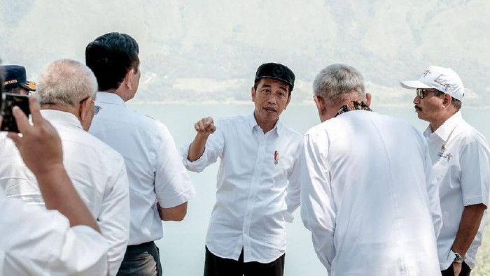 Presiden Jokowi dan jaajrannya di Danau Toba