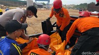  Korban tewas kebakaran kapal tersebut untuk sementara diketahui 2 orang. 1 korban tewas diketahui bernama Surya (25) dan 1 orang lagi belum bisa diientifikasi. (ist)