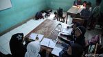 Duh,.. Miris! Pelajar SDN Tegal 04 Bogor Belajar di Lantai