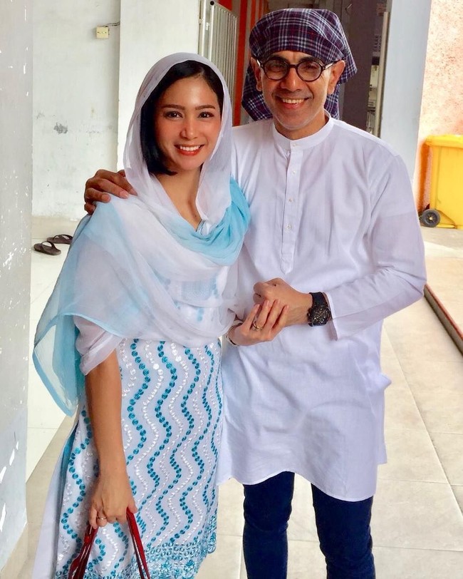 Pernikahan Bunga Zainal dan Sukhdev Singh kini telah dikaruniai dua anak. Bunga yang kini tak lagi eksis di dunia sinetron menekuni bisnis fashion dan kecantikan. Dia merupakan pendiri dari merek Buza Collection, BUZA Skincare & Cosmetics dan Buza Beauty Drink. Foto: Instagram @ bungazainal05