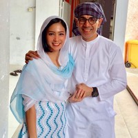 Pernikahan Bunga Zainal dan Sukhdev Singh kini telah dikaruniai dua anak. Bunga yang kini tak lagi eksis di dunia sinetron menekuni bisnis fashion dan kecantikan. Dia merupakan pendiri dari merek Buza Collection, BUZA Skincare & Cosmetics dan Buza Beauty Drink. Foto: Instagram @ bungazainal05