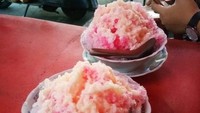 Es campur ini full dengan es serut yang disiram dengan sirup manis dan susu kental manis. Disajikan menggunung didalam mangkuk. Lokasinya ada di Jl. Mangga Besar 1 Glodok. Foto : Instagram @fashion.co.ce