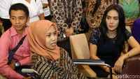 Rieke mengatakan drg Romi adalah THL yang mengikuti ujian lewat jalur umum. Hingga saat ini, drg Romi masih bekerja, memberikan pelayanan kepada publik di puskesmas. Dia menegaskan, atas dasar itu, tidak ada alasan bahwa dengan kondisi itu drg Romi tidak bisa memberi pelayanan.