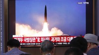 Foto menunjukkan warga Kosel yang sedang menyaksikan berita soal peluncuran rudal Korut via televisi. Kantor berita Korsel, Yonhap News Agency, melaporkan bahwa rudal-rudal balistik jarak pendek yang baru diluncurkan Korut memilik tipe berbeda dengan sebelumnya. Tidak dijelaskan lebih lanjut oleh Yonhap soal tipe rudal itu. Foto: AP Photo/Ahn Young-joon