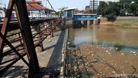 Air di Bendungan Cisadane tampak mengering.