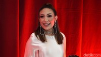 Keluarga Ayu Dewi juga menerima penghargaan.