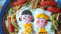 Spaghetti ber-topping telur ini memuat sosok Charlie Brown dan Sally Brown di film kartun Snoopy. Bikin sayang dimakan! Foto: Instagram etn.co_mam