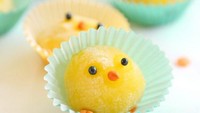 Wah kalau mochinya berbentuk anak ayam seperti ini pasti nggak tega melahapnya. Mochi bulat berwarna kuning ini dilengkapi mata, mulut hinggaa kaki.  Foto: istimewa