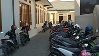 detikcom sempat mengunjungi PGRA Al-Haq Margahayu pada Rabu ini, namun tidak ada perwakilan sekolah yang dapat dikonfirmasi terkait kejadian ini.