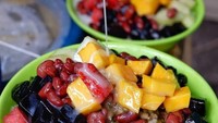 Porsinya banyak dengan isian yang lengkap mulai dari potongan buah mangga, semangka, strawberry, kacang ijo, kacang merah, cincau dan susu kental manis. Disajikan dalam mangkuk berwarna hijau yang dibanderol seharga Rp. 25.000. Lokasinya di Jl. Mangga 2 No.44, Green Ville Garden, Jakarta Barat. Foto : Instagram @hendijajan