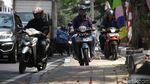Terlalu! Tak Hanya Motor, Truk Pun Ikut Injak Trotoar