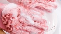 Cuci piring nggak usah repot memegang spons. Dengan sarung tangan yang permukaannya seperti sikat ini, Anda serasa cuci piring langsung dengan tangan! Foto: Istimewa