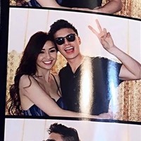 Banyak netizen yang pertama kali melihat fotonya itu langsung berasumsi bahwa mereka adalah pasangan. Mereka pun sangat terkejut ketika mengetahui fakta bahwa wanita cantik yang berfoto bersama Jonathan itu adalah ibunya. Foto: Facebook