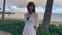 Gaya seksinya saat berfoto di pantai Honolulu, Hawaii. (lalalalisa_m/Instagram)