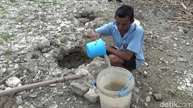 Kekeringan Parah, Warga di Sragen Mengais Air dari Dasar Sungai