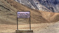 Ada beberapa teori yang masih diperdebatkan di Magentic Hill. Teori pertama adalah fenomena anti gravitasi. Menurut teori ini, bukit-bukit ini memancarkan sejumlah energi magnetik yang besar. (iStock)