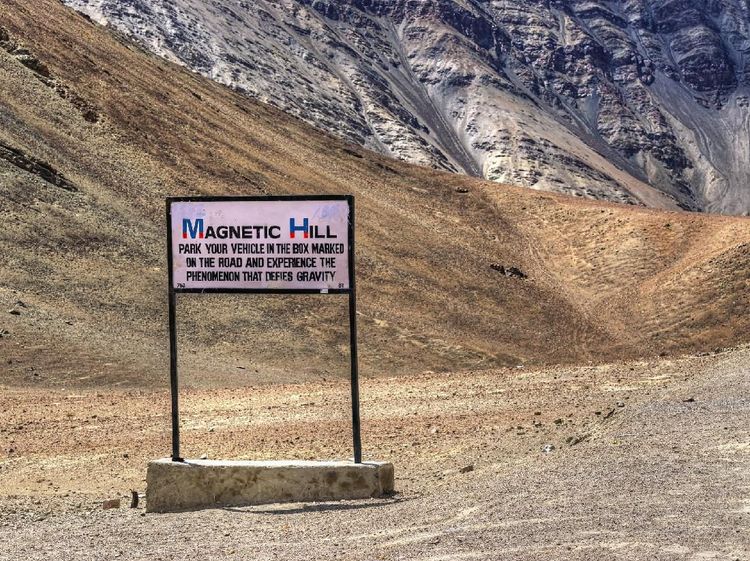 Ajaib, di Jalan Ini Mobil Bisa Nanjak Tanpa Menyalakan Mesin