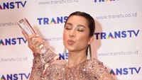 Sementara itu Jennifer Bachdim mendapatkan predikat Hot Mom.