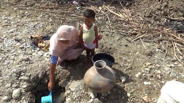 Kekeringan Parah, Warga di Sragen Mengais Air dari Dasar Sungai