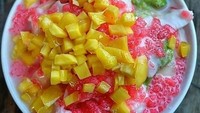 Es campur di Jalan Tanah Abang III, Jakarta Pusat ini sangat menyegarkan dengan porsi yang banyak. Ada potongan buan nangka, alpukat, mutiara tapioka kelapa dengan kuah susu putih. Harganya hanya Rp.15.000. Foto : Instagram @ada_jajanan