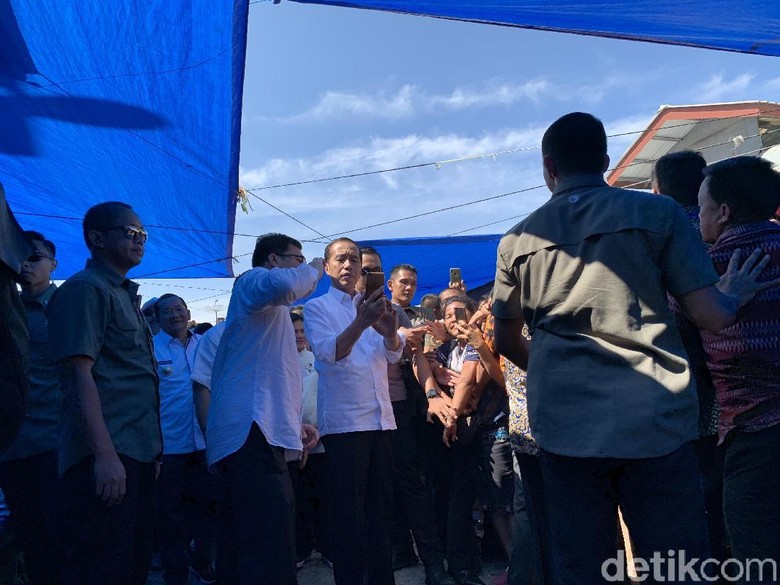 Tinjau Pasar Onan Baru Samosir, Iriana Beli Teri, Jokowi Dikerumuni Warga Tinjau Pasar Onan Baru Samosir, Iriana Beli Teri, Jokowi Dikerumuni Warga
