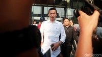 Taufik yang mengenakan kemeja berwarna putih dan celana jins nampak tersenyum saat bertemu dengan awak media di lobi gedung KPK.