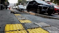Begini penampakan proyek pembangunan trotoar di sepanjang Jalan Cikini Raya, Jakarta, Kamis (1/8/2019).