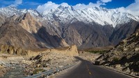 Karakoram Highway (KKH) adalah jalan raya perbatasan tertinggi di dunia. Kamu akan melewati jalan raya di ketinggian 4.693 mdpl yang menyaingi Puncak Carstensz dengan ketinggian 4.884 mdpl. (iStock)