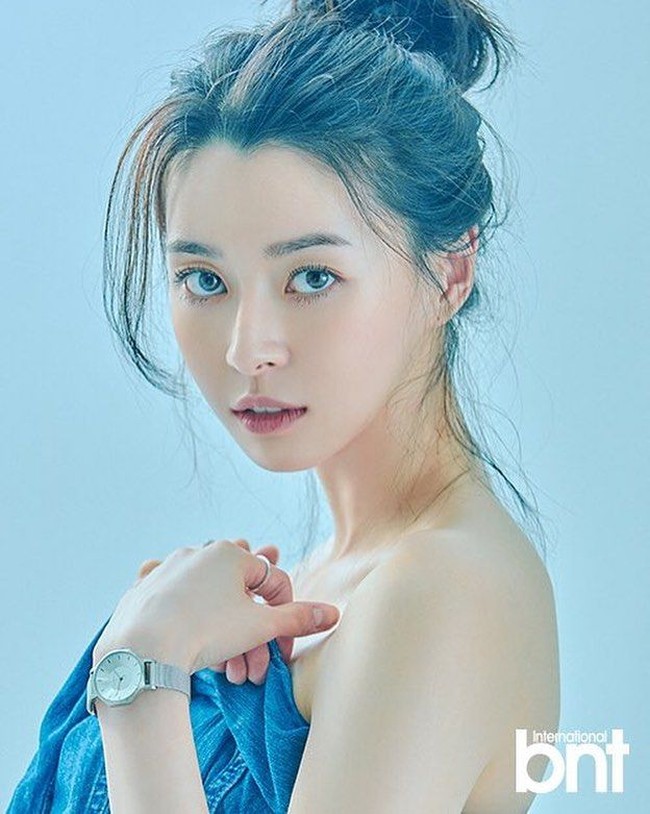 Pada berbagai aktivitas di Instagramnya, Nara kerap tampil elegan dan anggun dalam balutan berbagai dress. Pulasan makeup natural flawless pun semakin menegaskan kecantikan wajahnya. Foto: dok. Instagram @hv_nara