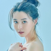 Pada berbagai aktivitas di Instagramnya, Nara kerap tampil elegan dan anggun dalam balutan berbagai dress. Pulasan makeup natural flawless pun semakin menegaskan kecantikan wajahnya. Foto: dok. Instagram @hv_nara