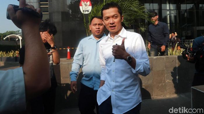 Taufik Hidayat Diperiksa KPK Eks pebulutangkis nasional Taufik Hidayat menjalani pemeriksaan di KPK. Usai diperiksa Taufik nampak tersenyum cerah saat bertemu awak media.
