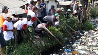 Petugas gabungan dan warga bahu membahu membersihkan sampah di Kali Bahagia.
