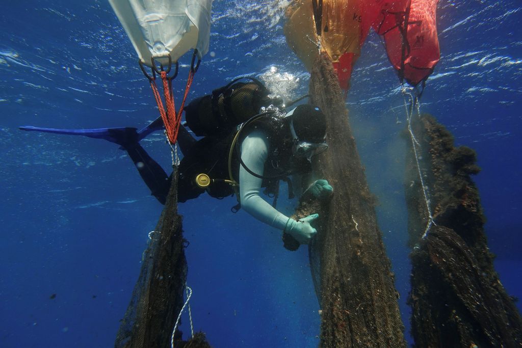 Persoalan tentang sampah jadi isu global yang terus diupayakan untuk dicari solusinya. Ekosistem di dasar laut pun tak lepas dari ancaman sampah plastik.