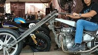 Kini Agung Hercules telah tiada, gaya canda khasnya untuk masyarakat Indonesia telah menjadi kenangan. Selamat jalan Agung Hercules!