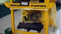 Ada juga yang datang ke meriam ini untuk berziarah. Bahkan saat musim pilkada kemarin, banyak caleg yang datang ke sini buat berdoa. (Wahyu Setyo/detikcom)