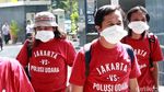 Massa Bermasker Hadiri Sidang Gugatan Polusi Udara Jakarta