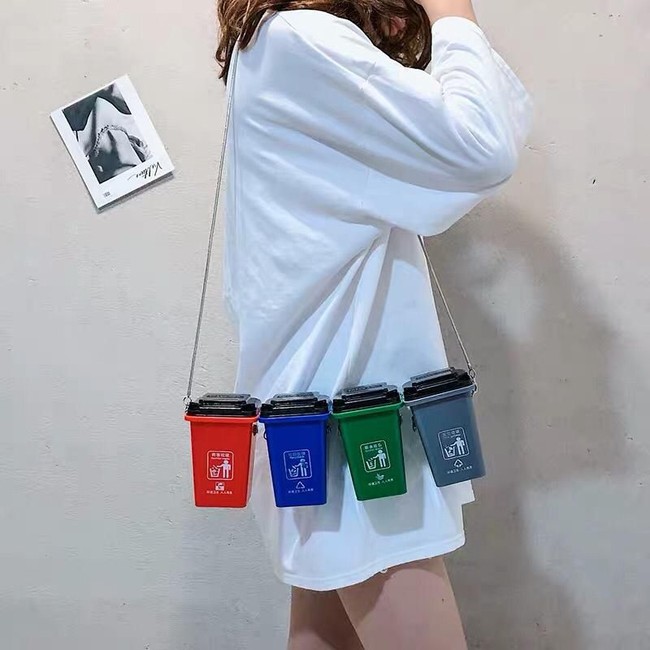 Mau tampil sembari mencuri perhatian? Tas yang terdiri dari empat sampah mungil bisa menjadi andalan. (Foto: Ist.)