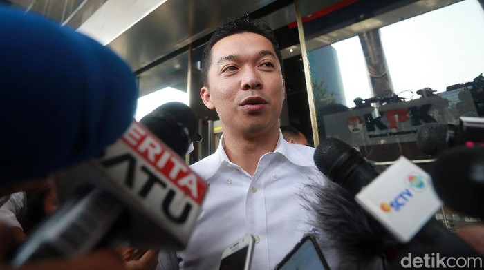 Eks pebulutangkis nasional Taufik Hidayat menjalani pemeriksaan di KPK. Usai diperiksa Taufik nampak tersenyum cerah saat bertemu awak media.