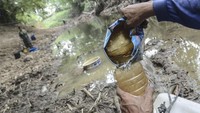 Sejumlah warga mengambil air di Kali Cihoe, Desa Ridogalih, Cibarusah, Kabupaten Bekasi, Jawa Barat, Kamis (1/8/2019).