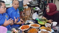 Ade bilang kalau dirinya kerap mengajak siapapun tamunya makan bersama. Di foto ia menyediakan semur jengkol dan dessert dodol Garut untuk dicoba. Nyamm! Foto: Instagram ademunawarohyasin