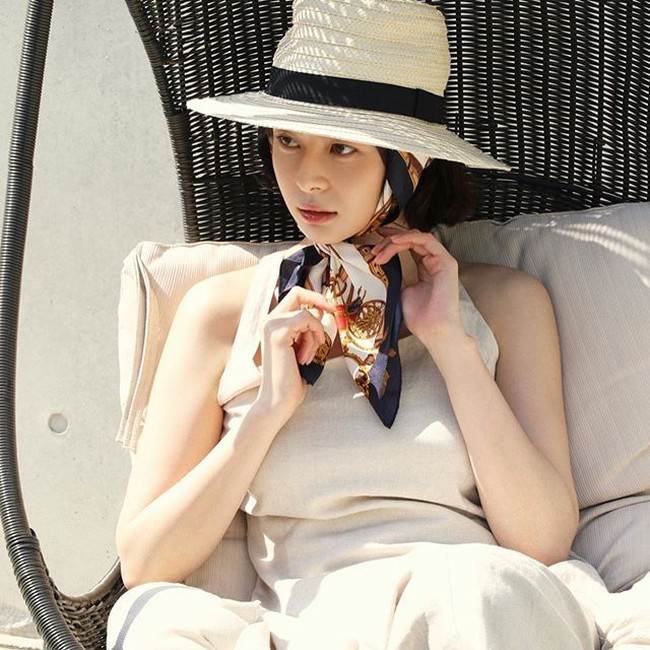 Dengan konsep yang seksi namun menggemaskan, Nara bersama grupnya di Hello Venus berhasil mencuri perhatian netizen dan popularitasnya meroket ketika lagu Wiggle Wiggle dirilis. Foto: dok. Instagram @hv_nara