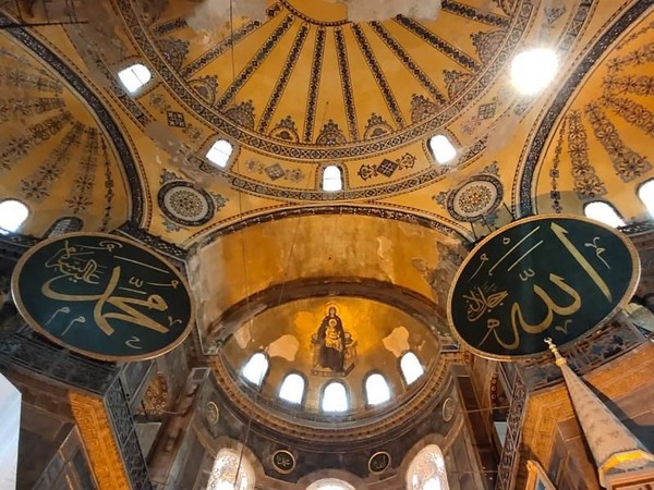 Selama lebih dari hampir 500 tahun Hagia Sophia berfungsi sebagai masjid. Meski banyak ornamen Kristen dicopot atau dihilangkan, tapi masih ada mozaik Yesus dan Bunda Maria yang dijaga dengan baik hingga sekarang. ENi Rohmawati/dTraveler. Selama lebih dari hampir 500 tahun Hagia Sophia berfungsi sebagai masjid. Meski banyak ornamen Kristen dicopot atau dihilangkan, tapi masih ada mozaik Yesus dan Bunda Maria yang dijaga dengan baik hingga sekarang. ENi Rohmawati/dTraveler.