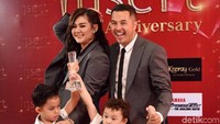 Wah, keluarga mereka tampak seru dan asyik ya? Pool/Noel/detikFoto.