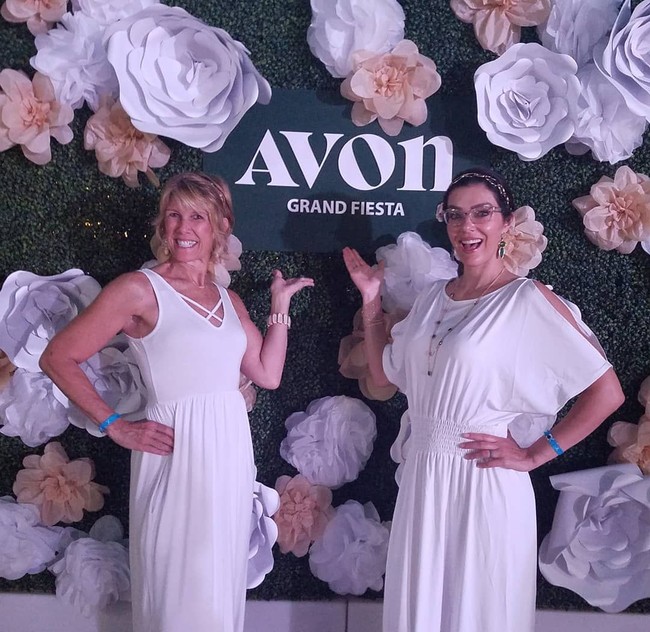 Adrianne pun sering tampil dengan makeup bold, dalam rangka mempromosikan brand kosmetik Avon. Hal tersebut karena Adrianne kini berjualan kosmetik Avon yang berbasis multi level marketing (MLM).  (Foto: Instagram)