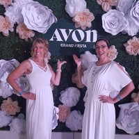 Adrianne pun sering tampil dengan makeup bold, dalam rangka mempromosikan brand kosmetik Avon. Hal tersebut karena Adrianne kini berjualan kosmetik Avon yang berbasis multi level marketing (MLM).  (Foto: Instagram)