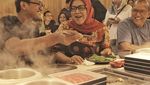 Momen Bupati Bogor, Ade Yasin Jajan Telur Gulung hingga Cicip Alpukat