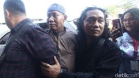 Dia ditemani seorang pria yang mengaku perwakilan keluarga bernama Deden. Sementara Grandong tidak banyak berkata-kata.
