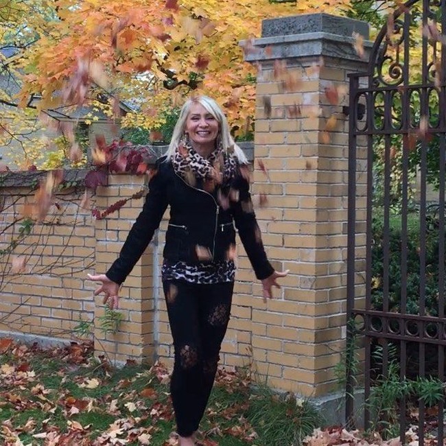 Saya mulai berkompetisi ketika saya berumur lima puluh satu dan sampai saat itu saya masih memiliki demam panggung besar. Saya tidak suka berada di depan sekelompok besar orang atau menjadi terpusat. Setelah kompetisi pertama saya selesai, saya tidak sabar untuk melakukannya lagi, karena itu memberi saya dorongan kepercayaan diri yang sangat besar, cerita Lynda. Foto: Instagram @lyndajager