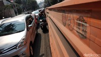 Proyek revitalisasi trotoar sepanjang 10 KM itu menghabiskan biaya sekitar Rp 75 Miliar dan ditargetkan rampung Desember 2019.